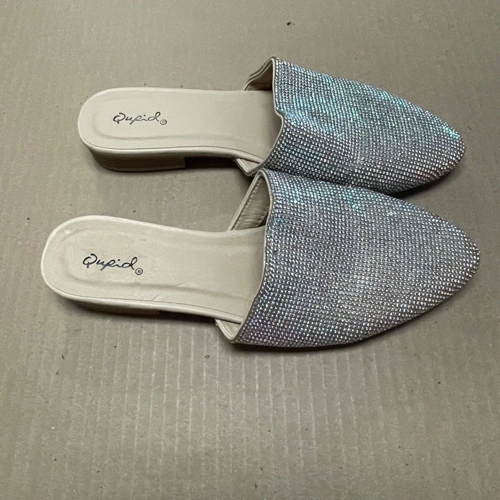 Qupid Women's Sz 8 Silver Rhinestone Bling Mule Slides Jeweled Almond Toe Flats